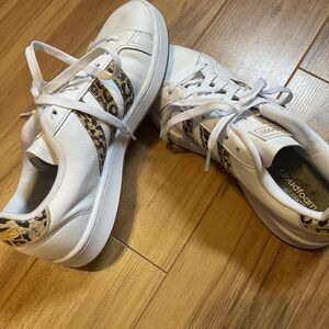 Women’s Adidas Advantage White Leather Leopard Tennis Shoes Size 8.5 pre-owned